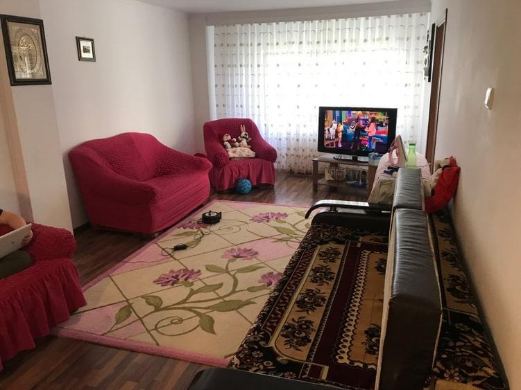 Apartament cu 3 camere decomandat, mobilat în Faleza Nord
