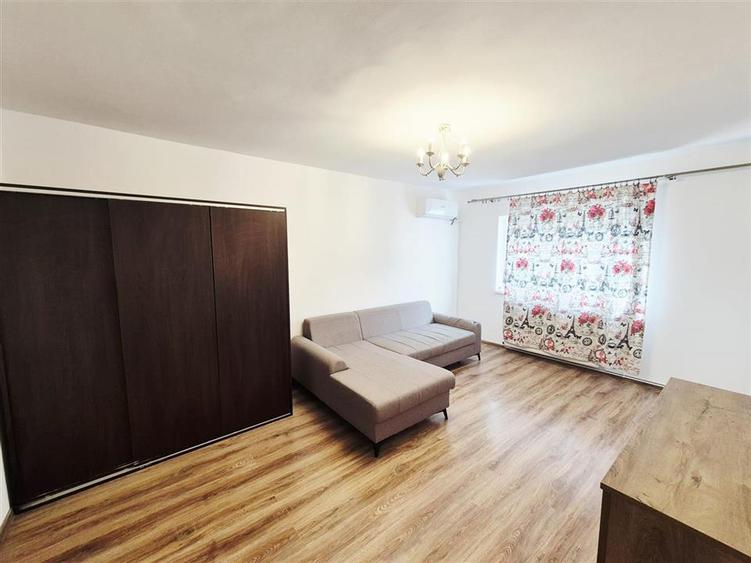 Apartament cu 3 camere decomandat de inchiriat in Cug - 1