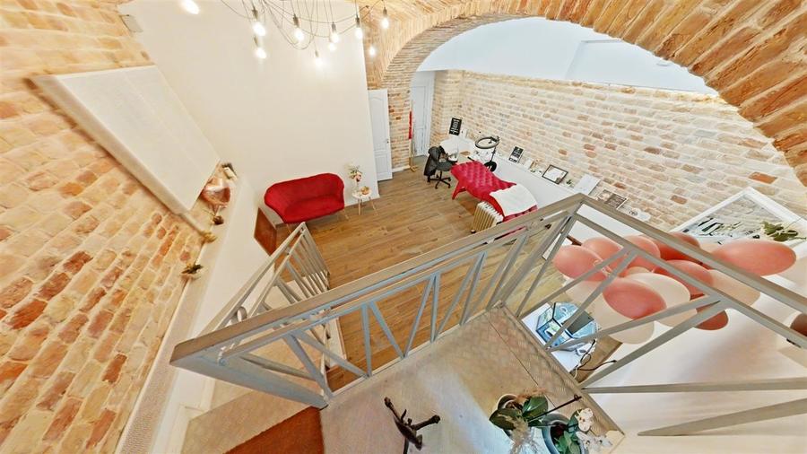 Spatiu langa Primarie pt. prestari servicii, birou, cabinet, salon - renovat - T - 1