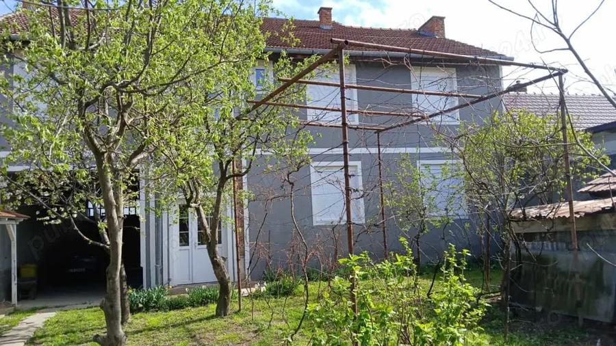 Casă cu 8 camere cu Teren 450 Mp în Central