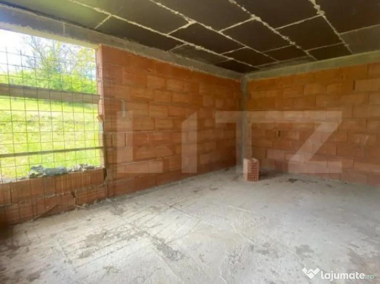 Casa la rosu, cu 3 camere, 74 mp, teren 800 mp, zona Centur - 7