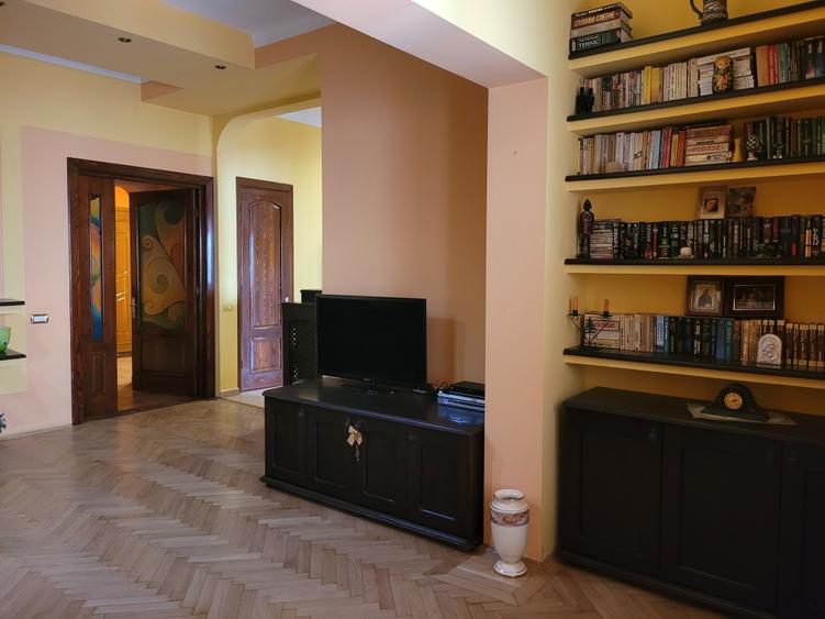 Vând apartament ultracentral 170 mp et 2 - 9