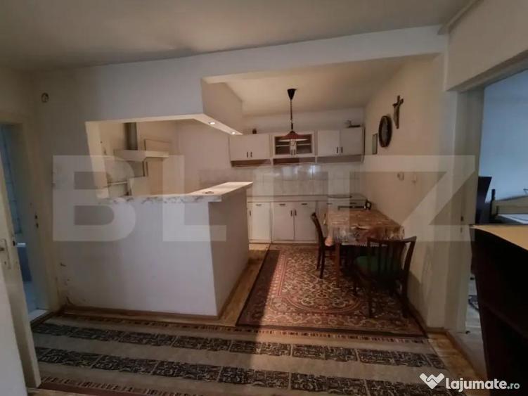 Casa de vanzare, cu 5 camere ?i un teren de 600 mp, zona u - 4