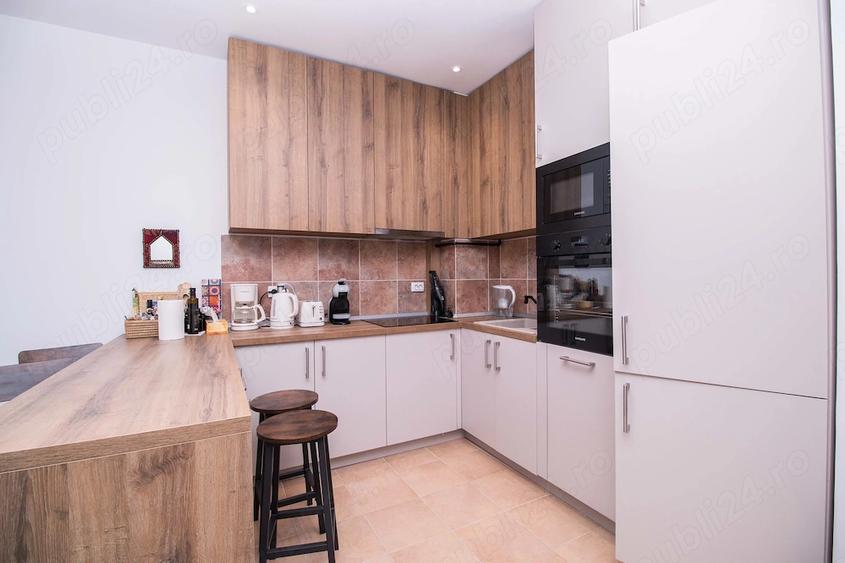 Apartament cu 3 camere semidecomandat, mobilat în Sud