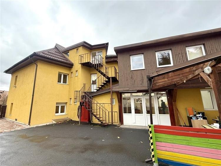 Casă individuală cu 13 camere cu Teren 275 Mp în Carierei