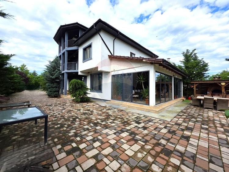 Casă individuală cu 7 camere cu Teren 3200 Mp în Lipia