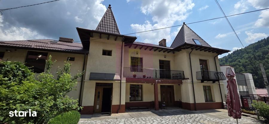 Casă cu 8 camere cu Teren 500 Mp în Castelul Peleș
