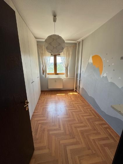 Apartament cu 3 camere semidecomandat, mobilat în 13 Septembrie