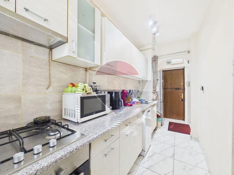 Apartament cu 3 camere semidecomandat în Rahova