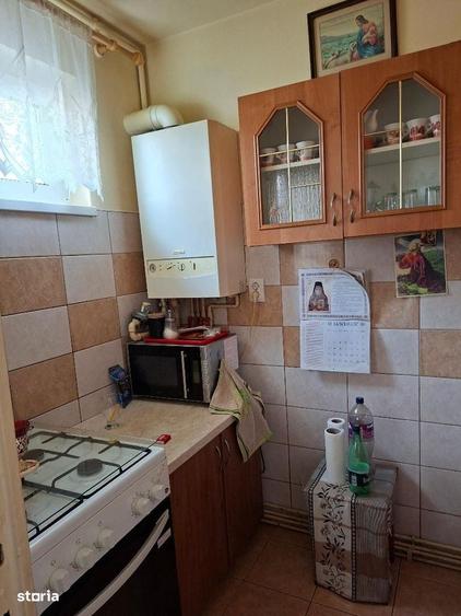 Apartament cu 3 camere semidecomandat în Cristian