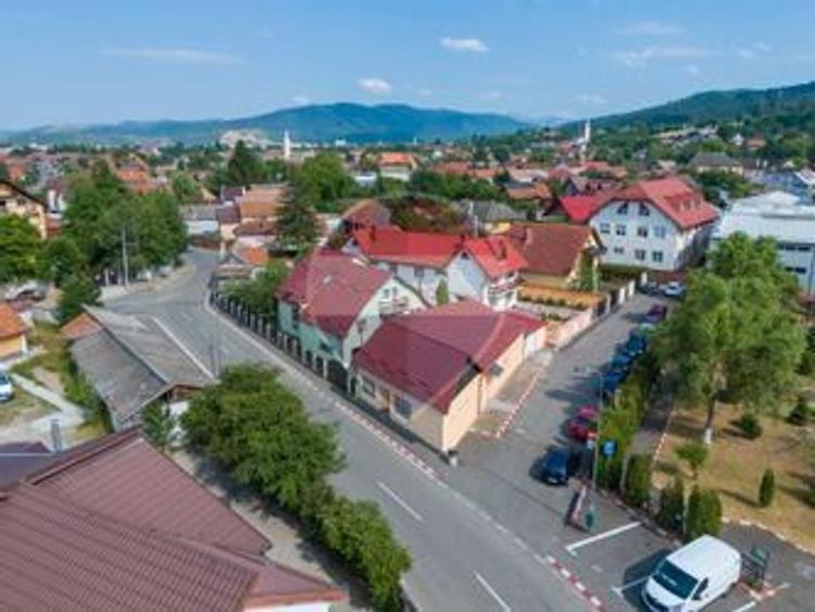 Casă individuală cu 8 camere cu Teren 720 Mp în Central