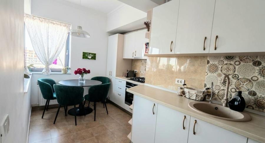 Apartament cu 2 camere semidecomandat, mobilat în Far