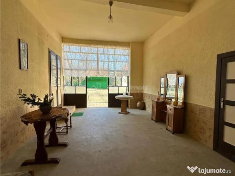 Casa Solida, pentru Familie extinsa, cu Gradina si Teren, D - 12