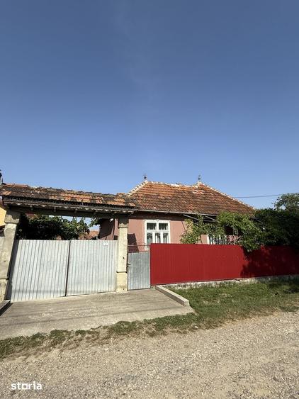 Casă cu 5 camere cu Teren 1400 Mp în Mănăstirea Cașin