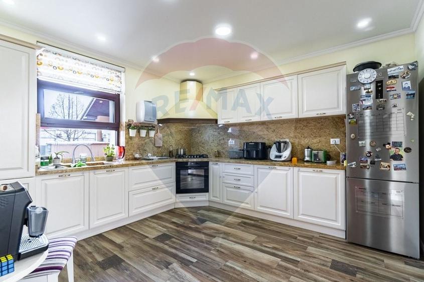 Casă spațioasă 350 mp utili, Teren 650 mp, Garaj subteran, Tractorul - 10