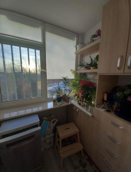 Chirie 330 euro + o luna garantie, negociabil, Zona Mihai Bravu, etajul 2, disponibil din 10 mai - 2