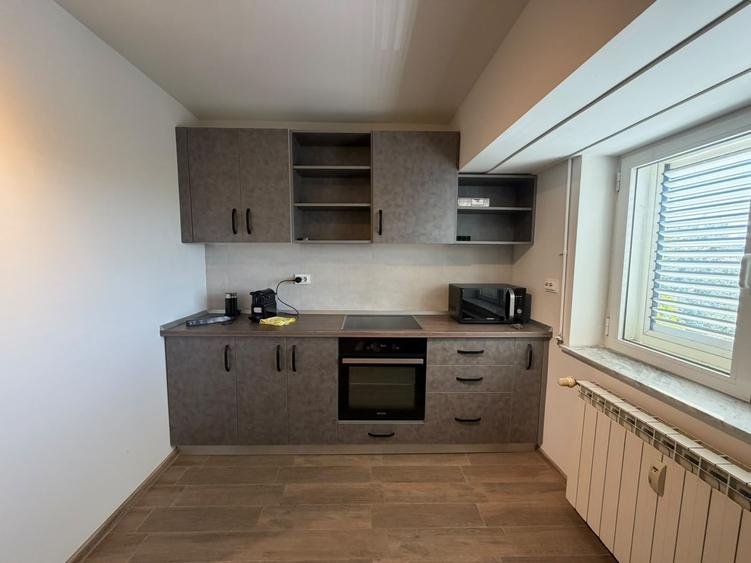 Apartament cu 4 camere semidecomandat în Unirii