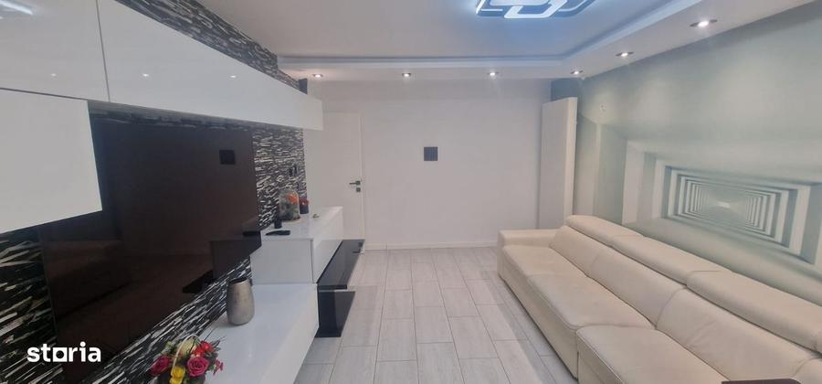 Apartament cu 4 camere decomandat în Central
