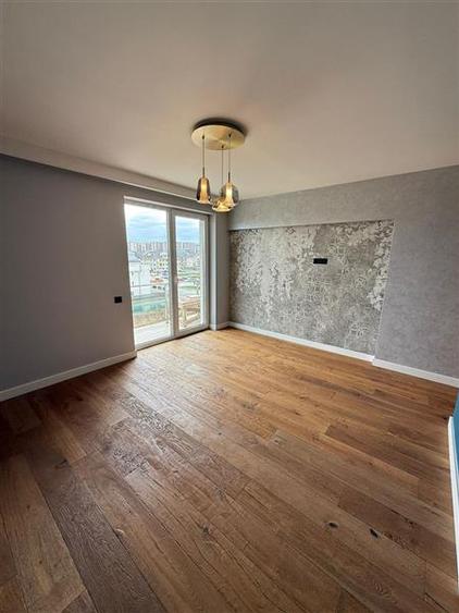 Apartament cu 3 camere decomandat în Tractorul