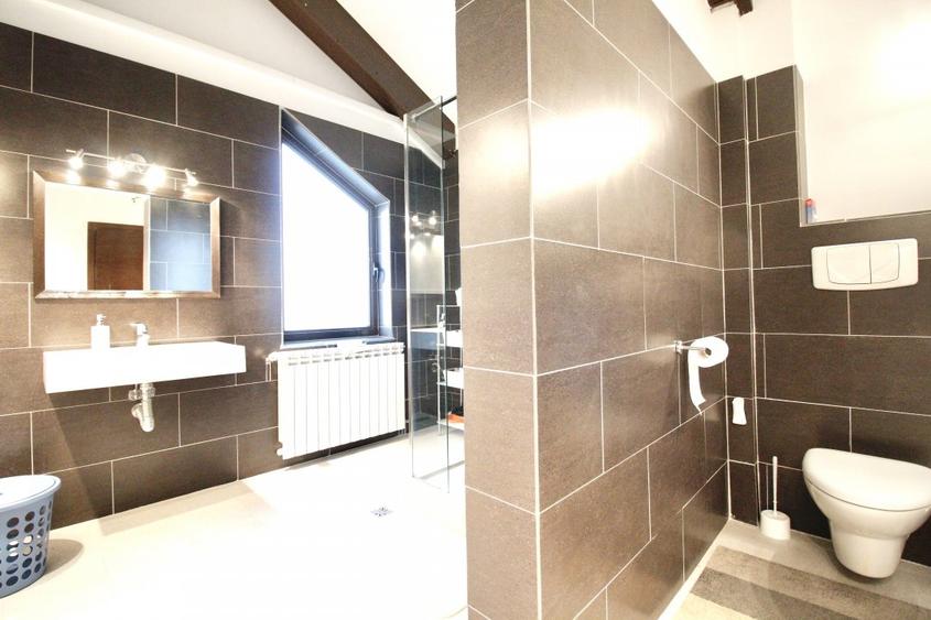 Casă individuală cu 7 camere cu Canalizare în Voluntari