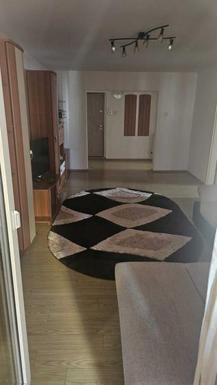 Apartament cu 3 camere decomandat în 1 Decembrie