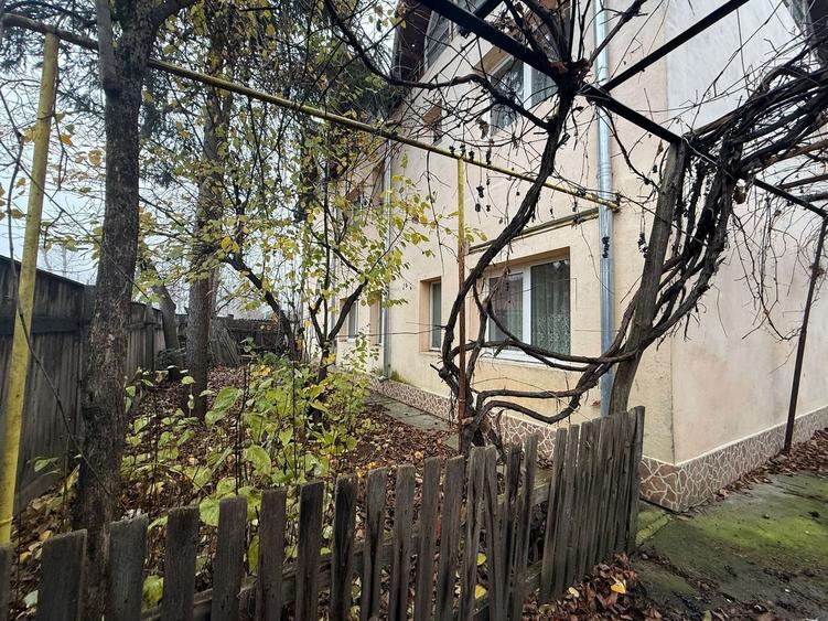 Casă individuală cu 4 camere cu Teren 832 Mp în Central