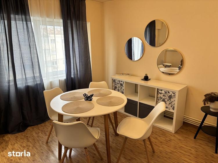 Apartament cu 4 camere decomandat în Exterior Vest