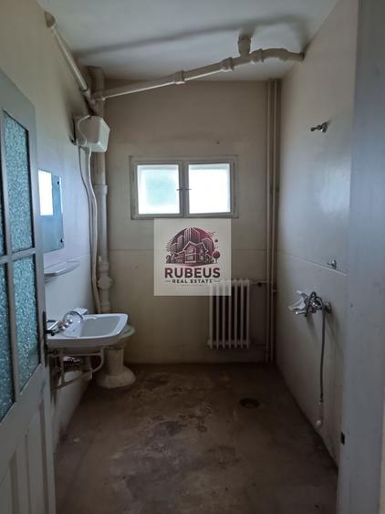 Casă cu 6 camere cu Canalizare în Sud
