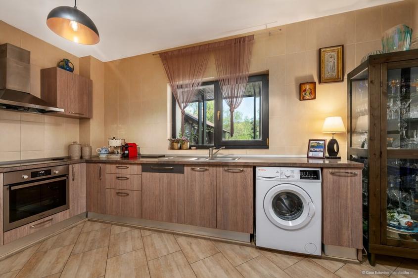 Casa de vacanta sau locuinta - 5 camere, 5 bai, 1300mp, langa Gura Humorului - 11