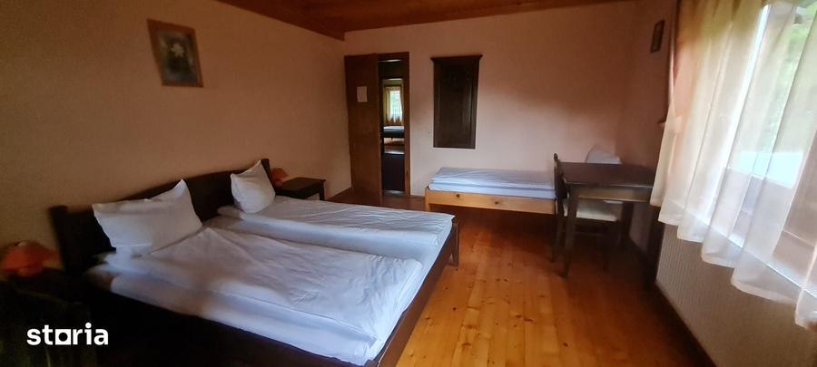 Casă cu 8 camere cu Teren 1000 Mp în Sadu