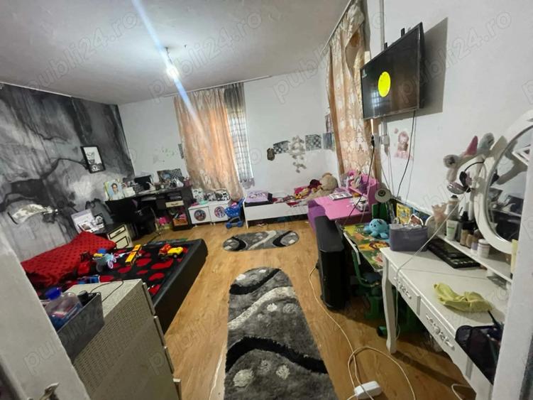 Se vinde casa cu pamant intravelin bun si pentru agricultura(zona cu solare) in comuna Gostavatu Olt - 1