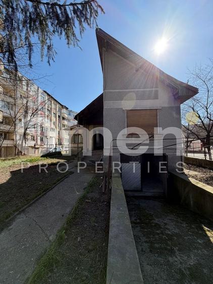 Casa de vanzare cu 446 mp teren si garaj, situata in zona centrala - 1