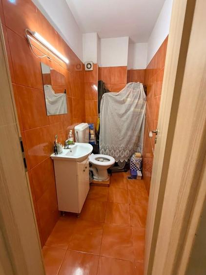 Apartament cu 4 camere semidecomandat în Est