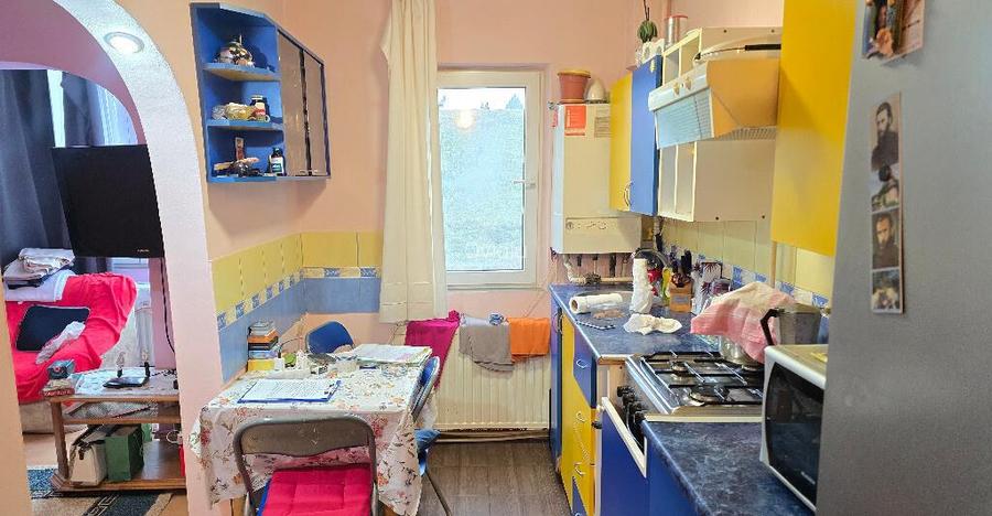 Vand apartament 3 camere semidecomandat in Deva, zona Micro 15, etaj 3