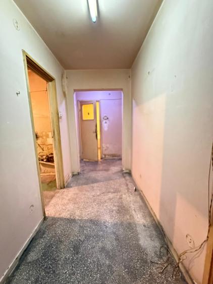 Titan, la 5 minute metrou Costin Georgian, pe intrarea Muncii, bloc 1977 - 7