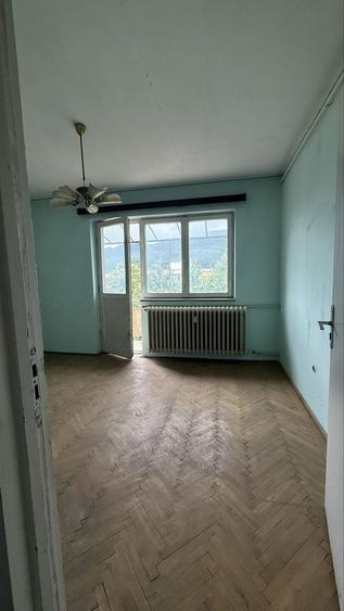 Apartament cu 3 camere semidecomandat în Precista