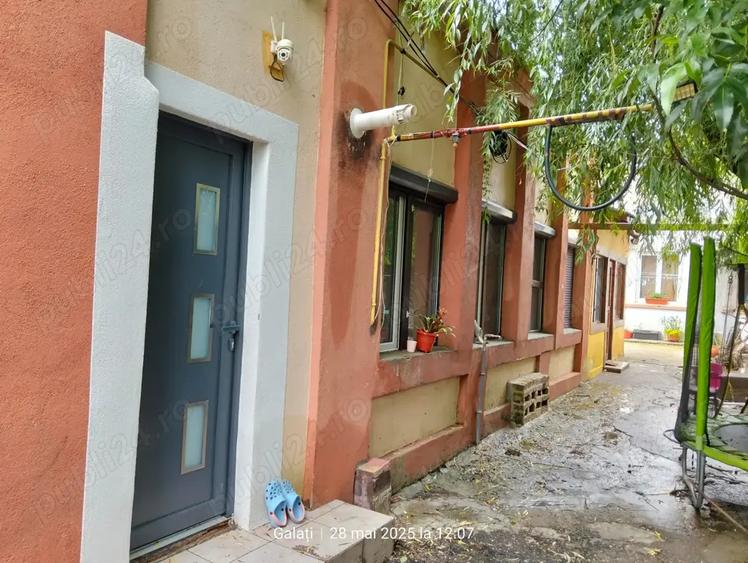 Vand casa in centrul ora?ului Gala?i curte comuna - 9