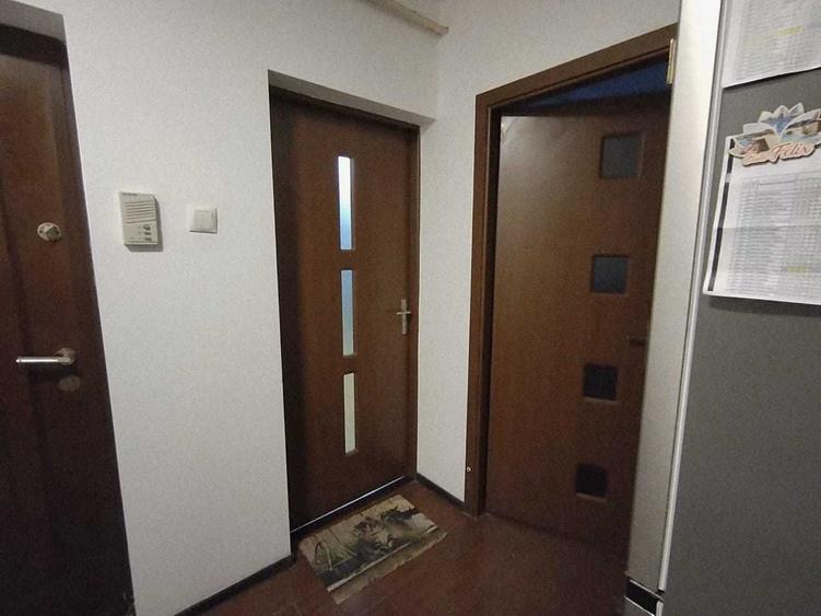Proprietar vand apartament cu 3 camere, decomandat, situat la etajul 3 - 7