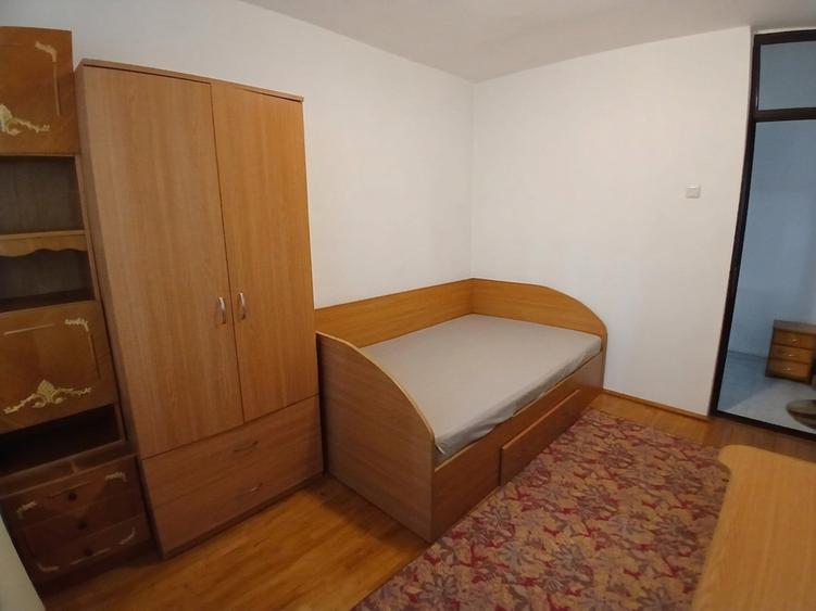 Apartament cu 3 camere decomandat, mobilat în Nicolina
