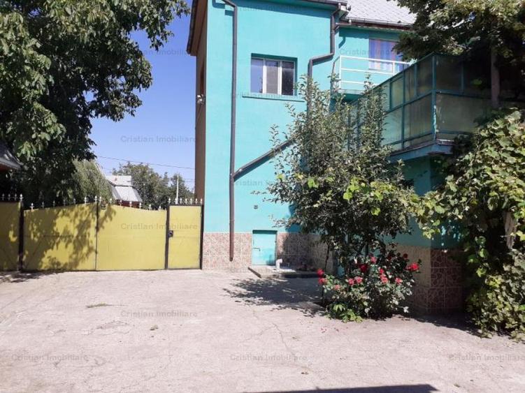 Casă cu 6 camere cu Teren 2300 Mp în Lacu Sărat