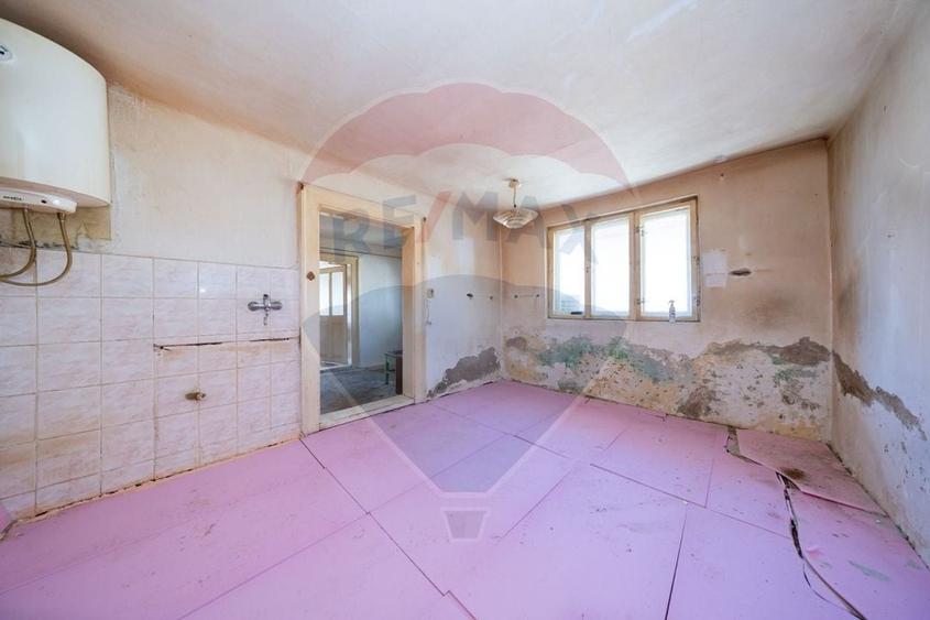 Casă cu 2 camere cu Teren 620 Mp în Schei