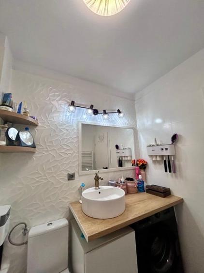 Apartament cu 3 camere semidecomandat în Florești