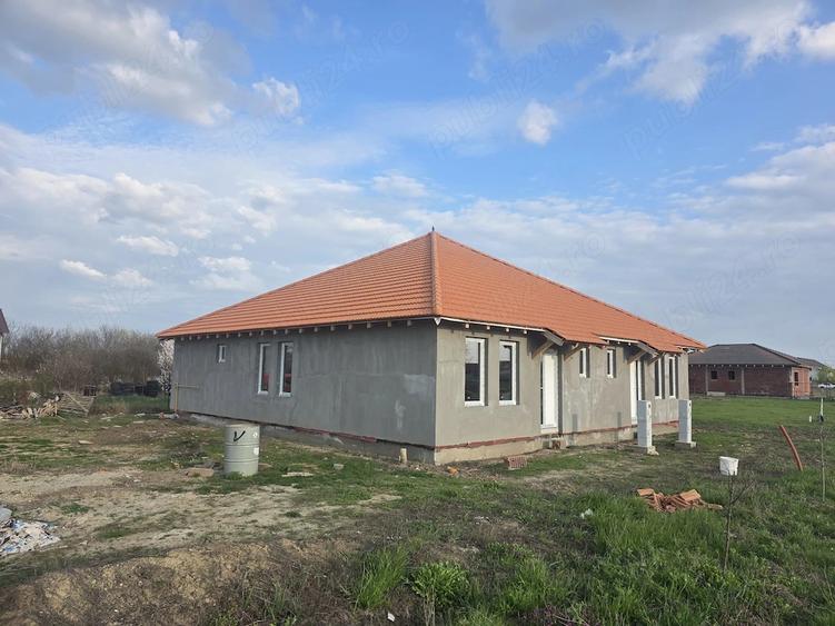 Casă cu 3 camere cu Teren 276 Mp în Parța