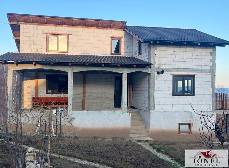Casă individuală cu 5 camere cu Canalizare în Șard