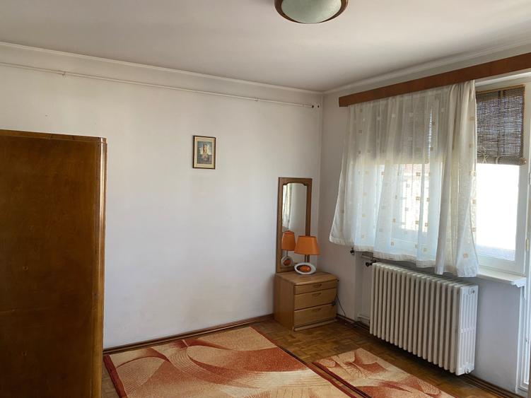 Apartament cu 3 camere semidecomandat în Central