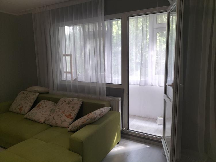 Apartament cu 3 camere semidecomandat în Brâncoveanu
