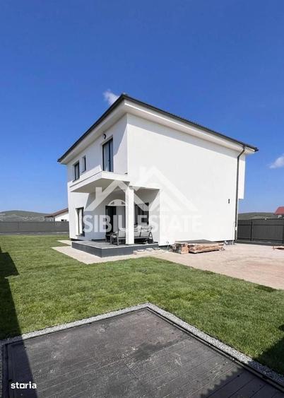 Casă cu 4 camere în Cristian