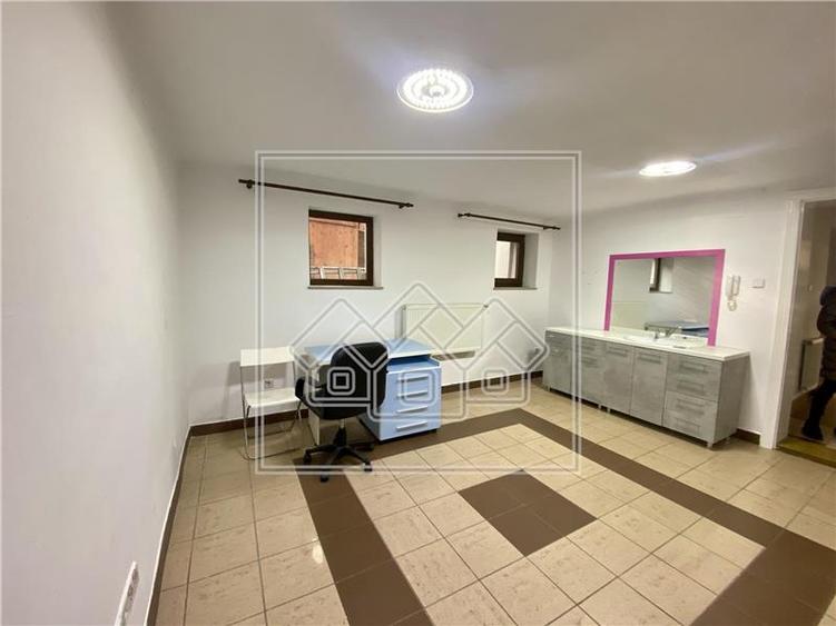 Spațiu comercial, de 90 mp, în Central