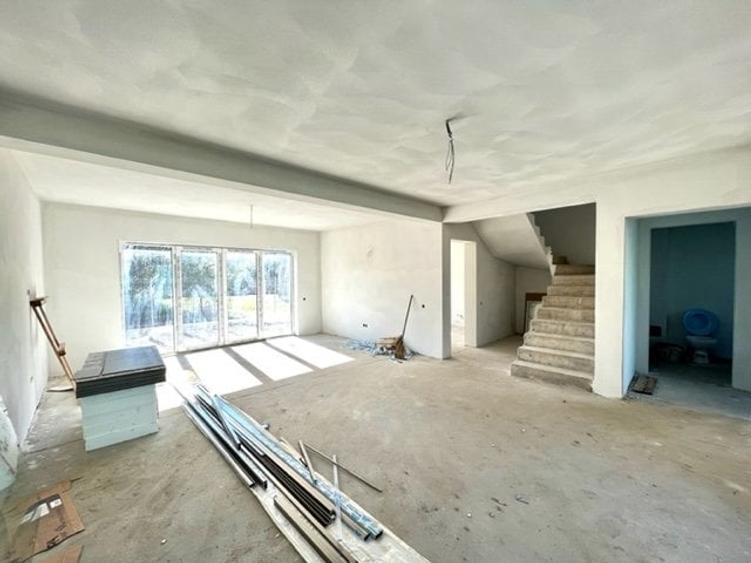 Duplex cu 4 camere cu Canalizare în Est