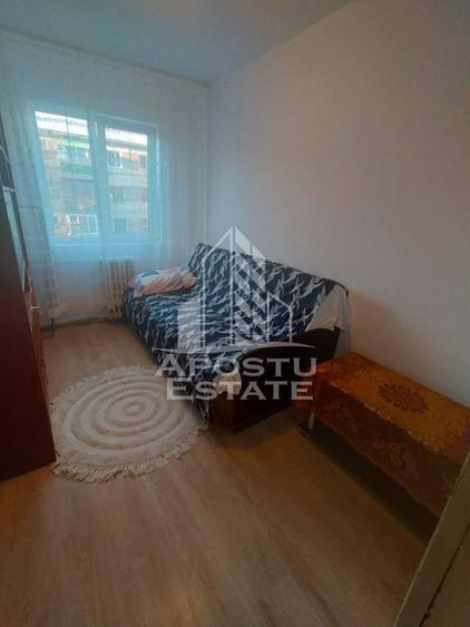Apartament cu 4 camere semidecomandat, mobilat în Dacia